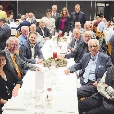 Musikalische Zeitreise als Dessert - Ganz viel Wohler Politprominenz: Das amtierende Präsidium des Einwohnerrates mit einer Vielzahl früherer Präsidenten und Präsidentinnen (von links vorne): Marlis Spörri, Meinrad Meyer, Cyrille Meier, Edi Brunner, Andrea Duschén, Arthur Fischer, Julia Frischknecht, Marc Läuffer, Ariane Gregor, Arsène Perroud, Harold Külling, Koni Gfeller, Hans Hübscher, Pitsch Isler, Robert Steffen und Urs Kuhn.