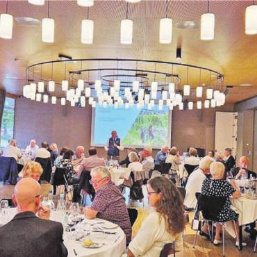 Von Kuhhörnern im Weinberg - Das feine Essen aus der Küche des «Hans und Heidi» und die Weine und interessante Ausführungen von Winzer Matthias Tobler sorgten für einen gelungenen Abend. Bild: zg
