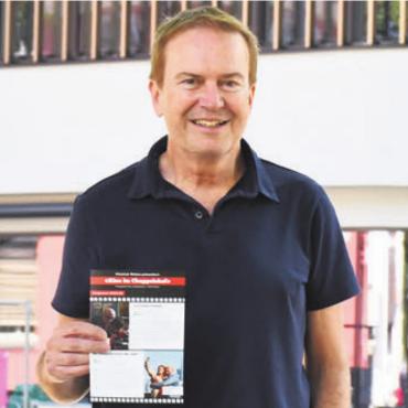 «Kino im Chappelehof» - Präsident Daniel Renggli präsentiert das neue Programm des Filmklubs Wohlen. Bild: dm