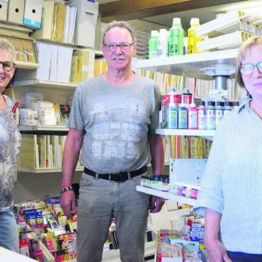 Fast wie eine Familie - Ganz viele Produkte und noch mehr Herzblut – Erika Marti, Beda Huber und Gaby Müller (von links) in «ihrer» Papeterie Huber in Muri. Bild: Annemarie Keusch