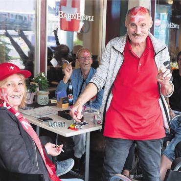 Historische Party bleibt aus - Da war man noch guter Dinge. Im «Bahnhöfli» in Bremgarten ist die Laune während des Spiels toll. Diese Fans haben sich an allen möglichen Stellen mit der Schweizer Fahne geschminkt und sind hoffnungsvoll, dass die Schweiz erstmals in einen EM-Halbfinal einziehen kann.