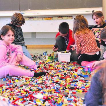 120 Legos in drei Tagen - Bastelpause im Lego-Zimmer. Hier können die Kinder verweilen.