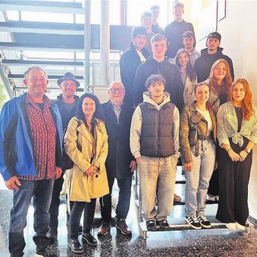 Sich mit anderen getroffen - Die Hägglinger Jungbürger im Gemeindehaus mit dem Gemeinderat. Danach ging es zusammen mit den Dottiker und Hendschiker Jungbürgern zum Bowlen. Bild: mub