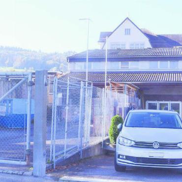 Dringend notwendig - So präsentiert sich die heutige Situation in Dintikon. Mit dem Neubau sollen Werkhof und Kindergarten entflechtet werden. Bilder: Chregi Hansen / zg