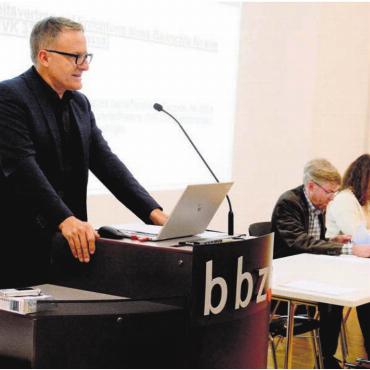Arbeit für den neuen Gemeinderat - Der aktuelle Gemeinderat mit (von links) Arsène Perroud, Thomas Burkard, Ariane Gregor, Denise Strasser und Roland Vogt bekam einige Aufgaben aufgebrummt. Erledigen muss diese dann die neue Regierung. Bilder: Chregi Hansen / Archiv