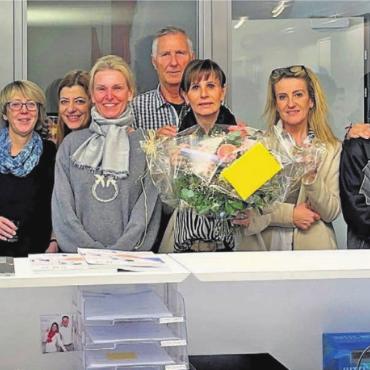 Qualität und Verlässlichkeit - Zum 30. Geburtstag des Familienunternehmens überraschte die Belegschaft Chefin Jacqueline Wiederkehr (Mitte) mit einem Apéro in den Geschäftsräumen und einem Blumenstrauss. Bild: zg