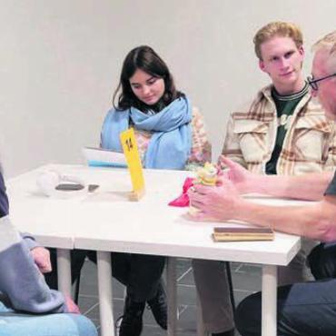 Wertvolle Einblicke bieten - Physiotherapeut Derk Welmers konnte sich nicht über mangelndes Interesse an seinem Beruf beklagen, er hatten in allen drei Slots mehrere Gäste am Tisch.