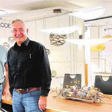 Showroom in Aristau schliesst - Othmar Sachs und Werner Funk (r.) am neuen Ausstellungsort in Obfelden. Bild: zg