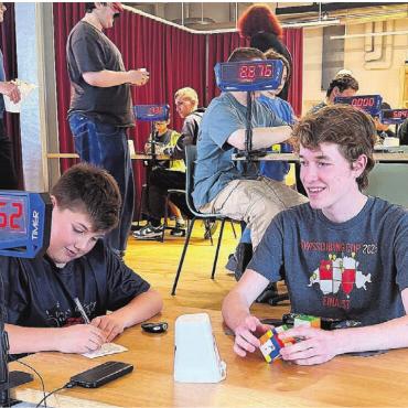 Speedcuber erobern Muri - Auch der Organisator macht mit: Daniel Brem (rechts) in Aktion.