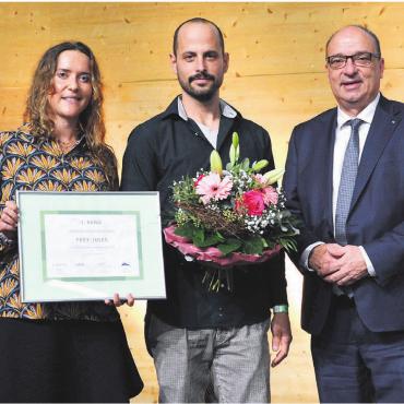 Murianer holt Hauptpreis - Valérie Strebel und Jules Frey dürfen von Markus Dieth die Auszeichnung entgegennehmen. Bild: pd