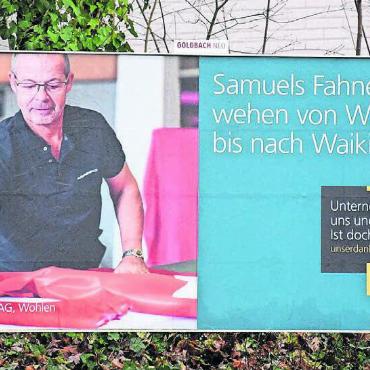Strahlender Gewinner - Samuel Keller und seine Alpenfahnen AG durften sich als Wettbewerbsgewinner über Wochen auf den Plakaten der «PostFinance» präsentieren. Bild: dm
