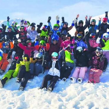 Ganz viel Abwechslung geboten - Das obligate Gruppenbild darf nicht fehlen. Und macht bei diesen Bedingungen viel mehr Spass. Bild: zg