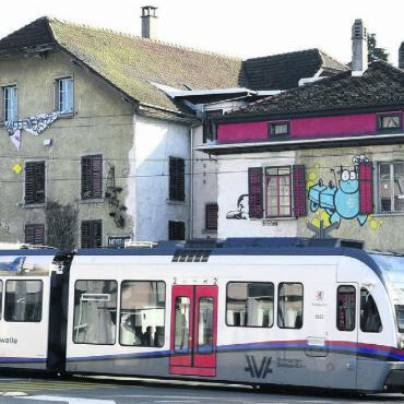 «Natürlich wäre die Stadt interessiert» - Ein Haus, das über die Region hinaus bekannt ist: Das Kuzeb. Die BD-Bahn fährt nur wenige Meter an der Liegenschaft vorbei. Bild: Archiv