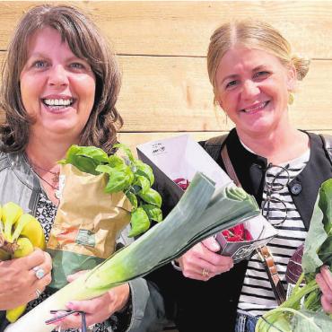 Ein Dorfmarkt voller Aromen - Sonja Killias (links) und Kati Gyr sind gespannt, welche Düfte die Nase und den Gaumen am kulinarischen Fest der Kulturen in Fischbach-Göslikon schmeicheln werden. Bild: Sabrina Salm
