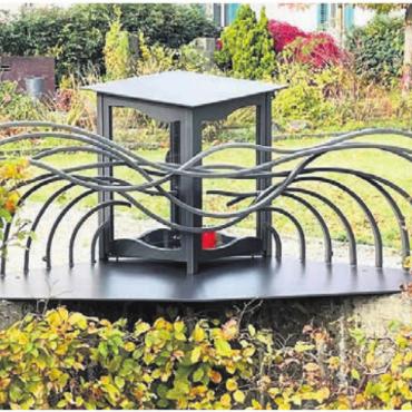 Aufwertung des Gemeinschaftsgrabs - Die neue Lösung schützt die Kerzen vor Wind und Wetter. Bild: gk
