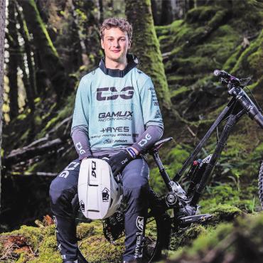 Bergab auf dem Weg nach oben - Mit seinem Bike draussen im Gelände ist er komplett in seinem Element: der Radsportler Mike Huter. Bild: Sebastian Sternemann
