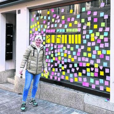 Analoge Erfolgsgeschichte - Nina Zuffellato vor einem der beiden Post-it-behangenen Schaufenster in der Bremgarter Altstadt. Das Ladenlokal des ehemaligen Städtli-Märts stand zuvor monatelang leer. Nun wurde es unverhofft für einige Wochen zu einem Altstadt-Hotspot. Bild: zg