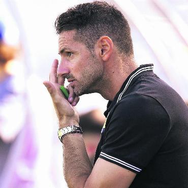 Das letzte Aufbäumen - Sergio Colacino bei seiner letzten Trainerstation im Freiamt an der Seitenlinie des FC Mutschellen. Kann er jetzt den FC Muri vor dem Abstieg retten?
Bilder: Archiv/awa, pf