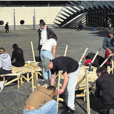 Begeisterung dank viel Kunst - Skulpturen aus Dachlatten von «Pialeto»: Es wird eine Rauminstallation angefertigt.