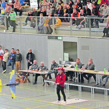 Beflügelt aufs Podest - Der Schweizer Sylvain Pasini brachte mit seinem Flug im Aeromusical Stimmung in die Burkertsmatt. Er gewann die Bronzemedaille in dieser Kategorie. Bilder: Sabrina Salm