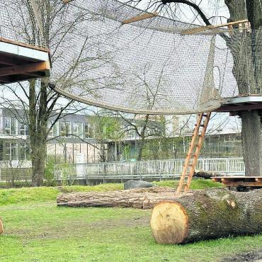 Viel Aufenthaltsqualität - Krebsliga Aargau und Naturama steuerten einen Beitrag bei: Der neue Spielplatz beim Schulhaus Junkholz wird am Mittwoch feierlich eröffnet. Bild: spr