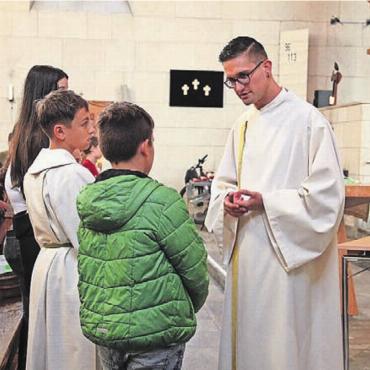Blick über den Tellerrand - Mit persönlichen Worten verabschiedet der Seelsorger seine 6.-Klässler.