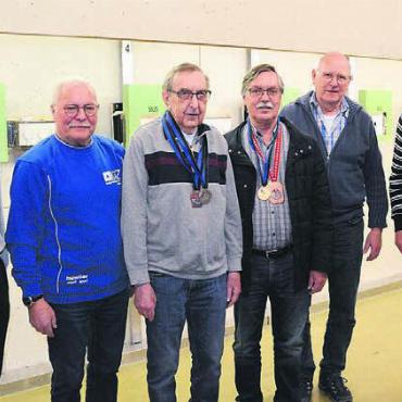 Gegenseitig Vorbild sein - Sie spornen sich immer wieder gegenseitig an: (v. l.) Vereinspräsident Daniel Scheidegger, Jost Mathis, Hans Fawer, Willi Gloor, Philipp Hübscher und Andreas Christoffel.