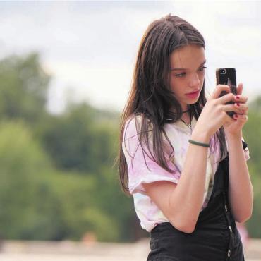 «Dem Gehirn tut das gut» - Den richtigen Umgang mit dem Smartphone muss man lernen – nicht nur Kinder und Jugendliche, sondern auch Erwachsene. Ein Verbot an der Schule ist kein Allheilmittel, bringt aber doch Vorteile mit sich. Bild: pixabay.de