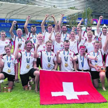 Geschichte geschrieben - Drei Medaillen, zweimal Silber, einmal Gold. Die Schweiz stellte die erfolgreichste Delegation im Seilziehen an den World Games in China. Mit Sarah Villiger, Elena Beier, Emanuel Zumbühl, Melanie Villiger, Jeremias Zumbühl und Markus von Flüe als Coach waren gleich sieben Sinser Teil der erfolgreichen Truppe. Bild: Pirmin Steinmann