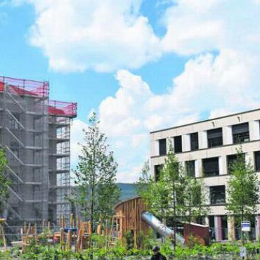 «Hochwertige Architektur» - Beide Primarschulhäuser sind seit dem Schulbeginn fertig erstellt: Das alte und renovierte Schulhaus und der Neubau. Bild: dm