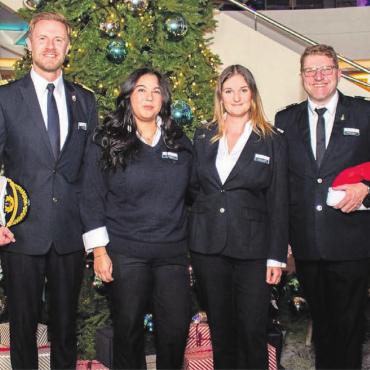 Unterwegs auf allen Meeren - Inzwischen wurde Natalie Gregor (2. von rechts) befördert und geniesst gewisse Privilegien. Dass sie auch an Weihnachten arbeiten musste, stört sie nicht. Bild: zg