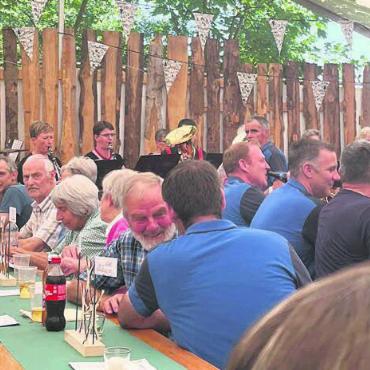 Feiern bis zum Sonnenaufgang - Sehr gut besuchtes Waldfest am Hägglinger Forsthaus. An beiden Tagen gab es kaum freie Plätze. Bild: mub