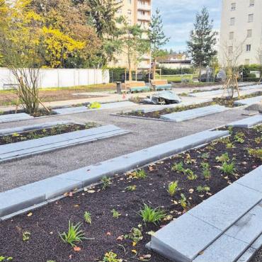 Fertigstellung der Erweiterung der Urnenplattengräber - Das neue Gräberfeld ist pünktlich auf Ende Oktober realisiert worden. Bild: pd