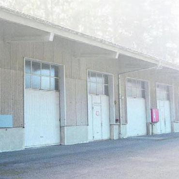 Nach wie vor wichtiger Standort - Die Tore der Einstellhalle sind zu klein, als dass die neueren Fahrzeuge Platz hätten.