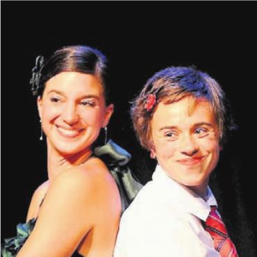 Rosinen aus 15 Jahren - 4 Hände, 2 Stimmen, 1 rollendes Klavier – das sind Mademoiselle Olli aus Paris und die Claire aus Berlin. Das «Duo Luna-tic» kommt mit seinem Jubiläumsprogramm auch nach Niederwil. Bild: zg