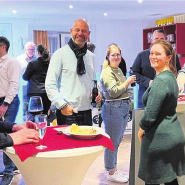 Verkehr braucht schlaue Lösung - Gemeinderatskandidat Olivier Parvex (Grünliberale, Bildmitte) besuchte die Polit-Bar und diskutierte mit. Bilder: dm/zg