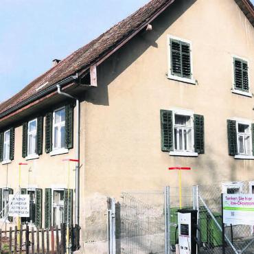 Abwarten – offen für Ideen - Um 1800 als Doppelhaus gebaut: Die beiden alten Häuser Steingasse 25 und 27 wurden vor allem dank einer Volksinitiative gerettet. Die genaue Zukunft wird jedoch erst im Zuge der anstehenden Gesamtrevision der Nutzungsplanung definiert. Bild: Daniel Marti