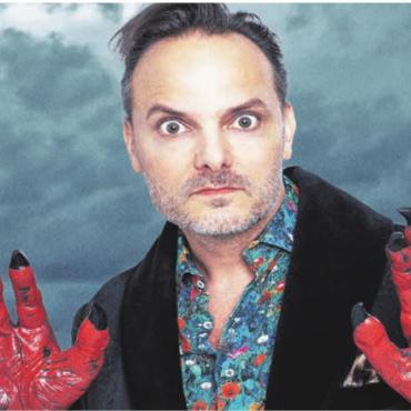 Dominic Deville zurück auf der Bühne - Dominic Deville mit einem Feuerwerk an liebevollen Bosheiten im Kantiforum. Bild: pd