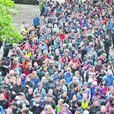 Breiten- statt Spitzensport - Am Start im Bremgarter Stadtschulhaus wird festgehalten. Allerdings beginnt der Rigimarsch dieses Jahr erst um 19 statt 18 Uhr. Bild: Archiv / Roger Wetli