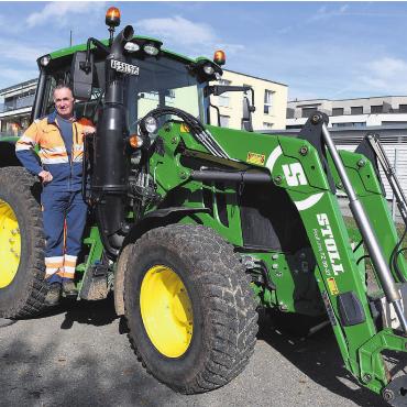 Für die Gemeinde unterwegs - Für Stefan Stutz ist der neue Traktor nicht irgend ein Hilfsmittel. Er sollte mit auf das Foto zu seinem Interview. Bild: Verena Anna Wigger