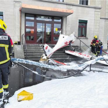 Flugzeug knallt in Schulhaus - Für die Löschaktion kam ganz viel Schaum zum Einsatz. Dementsprechend dauerte das Aufräumen nach der Übung etwas länger. .