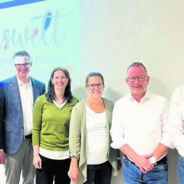 In der Rossweid wird saniert - Ein eingespieltes Team, von links: Gemeinderat Christian Camenisch, Gemeindeschreiber Lukas Isler, Gemeinderätin Silvia Koch Vollenweider, Leiterin Finanzen Jessica Meili, Gemeinderat Thomas Berger und Gemeindeammann Gian Carlo Silvestri. Bild: wam