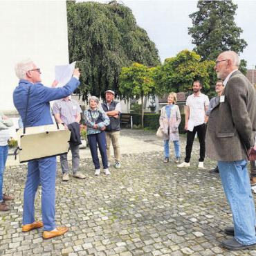 Das alte Hägglingen erkundet - Denkmalpfleger Reto Nussbaumer wusste viel Spannendes zu berichten über die katholische Kirche St. Michael. Bilder: zg