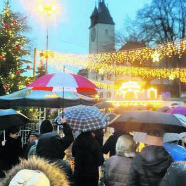«Mein grösstes Weihnachtsgeschenk» - Regenschirme waren dieses Jahr am Christchindli-Märt hilfreich. Bild: huy