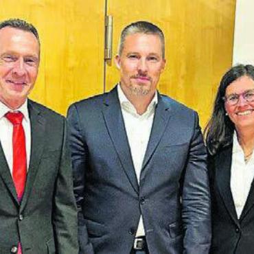 Bau in Oberlunkhofen - Cyrill Baumann, neu im Verwaltungsrat, flankiert von André Bächinger, Bankleiter, und VR-Präsidentin Arianne Moser. Bild: zg