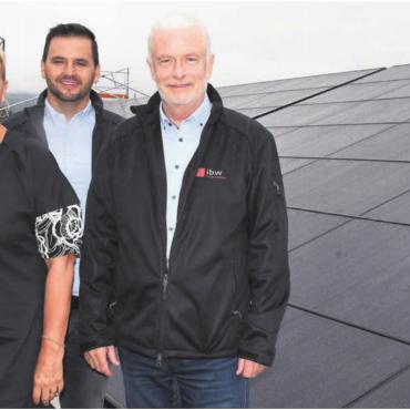 «Schweizweit sehr weit vorne» - Gleich vier Verantwortliche freuen sich über die neue Solaranlage auf dem Dach des Tanzstudios Movimento (v. l.): René und Alexandra Burch vom Movimento, Luca Dastoli, Geschäftsleiter der IBW Installationen AG, und Peter Lehmann, Vorsitzender der Geschäftsleitung der ibw. Bild: Daniel Marti