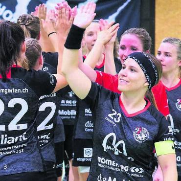Mit Legende in Aufstiegskampf - DIe Anführerin klatscht ihre Mitspielerinnen ab: Laura Zimmermann (rechts, Nummer 23) ist Teamcaptain bei den Frauen des UHC Bremgarten. Jetzt führt sie ihr Team in die Aufstiegsspiele gegen Reinach. Bild: Roland Wick