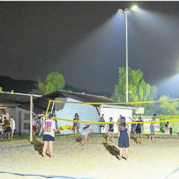 2000 Spielchips gebunkert - Auch im Sand hatten die Jugendlichen an diesem Abend viel Spass. Bilder: zg