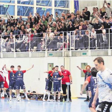Brutale Emotionen - Volle Hütte und grandiose Stimmung in Lenzburg. Den Cupfinal zwischen der SG Mutschellen-Wohlen und Brugg wollen 600 Menschen sehen. Bilder: Jan Gelpke