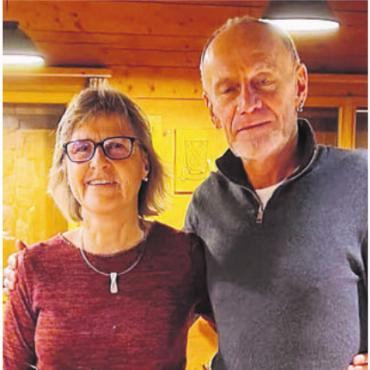 Im Zeichen des Abschieds - Die abtretende Pfingstlauf-OK-Präsidentin Susi Kohler (links) wurde von Urs Schalch und dem Vorstand der LR Wohlen geehrt. Bild: zg